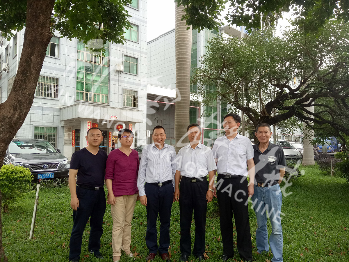 總裝備部劉思剛少將、新華社李建琦博士一行蒞臨新望公司考察指導(dǎo)