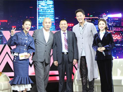 新望董事長(zhǎng)羅永輝與著名歌星劉尊老師、汪正正老師、郭津彤老師、主持人雅琪在北京電視臺(tái)錄制節(jié)目現(xiàn)場(chǎng)親切合影